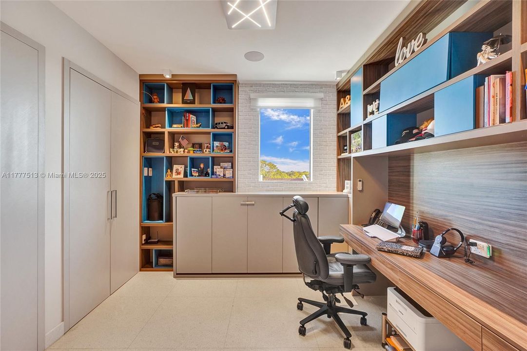 Recently Sold: $2,999,900 (3 beds, 3 baths, 2345 Square Feet)