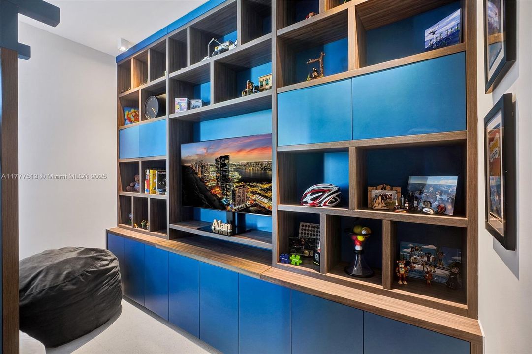 Recently Sold: $2,999,900 (3 beds, 3 baths, 2345 Square Feet)