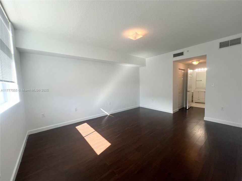 Recently Rented: $2,550 (2 beds, 2 baths, 1220 Square Feet)