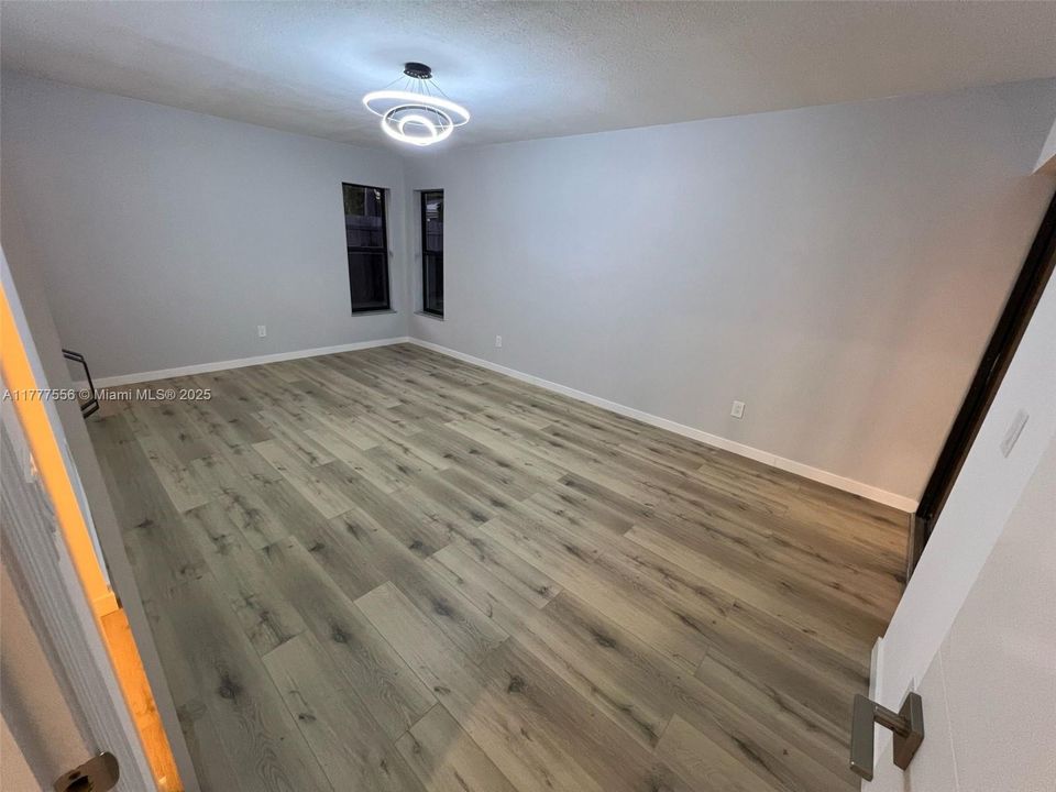 Recently Sold: $379,000 (3 beds, 2 baths, 1292 Square Feet)