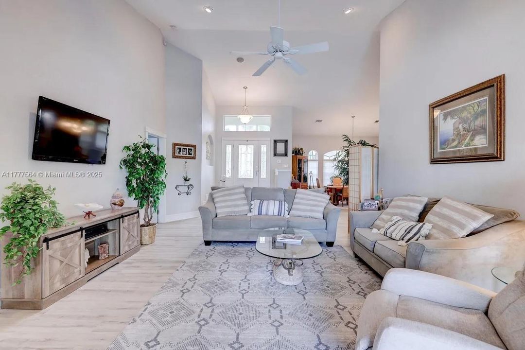 Недавно продано: $1,275,000 (3 спален, 3 ванн, 2462 Квадратных фут)