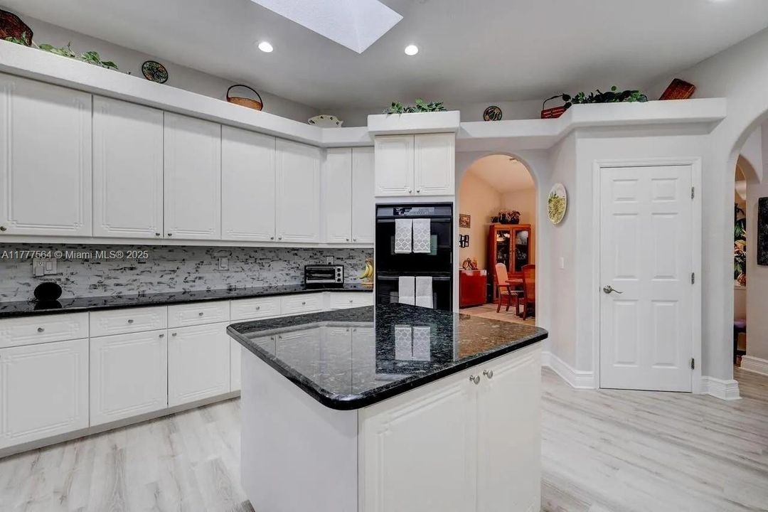 Недавно продано: $1,275,000 (3 спален, 3 ванн, 2462 Квадратных фут)