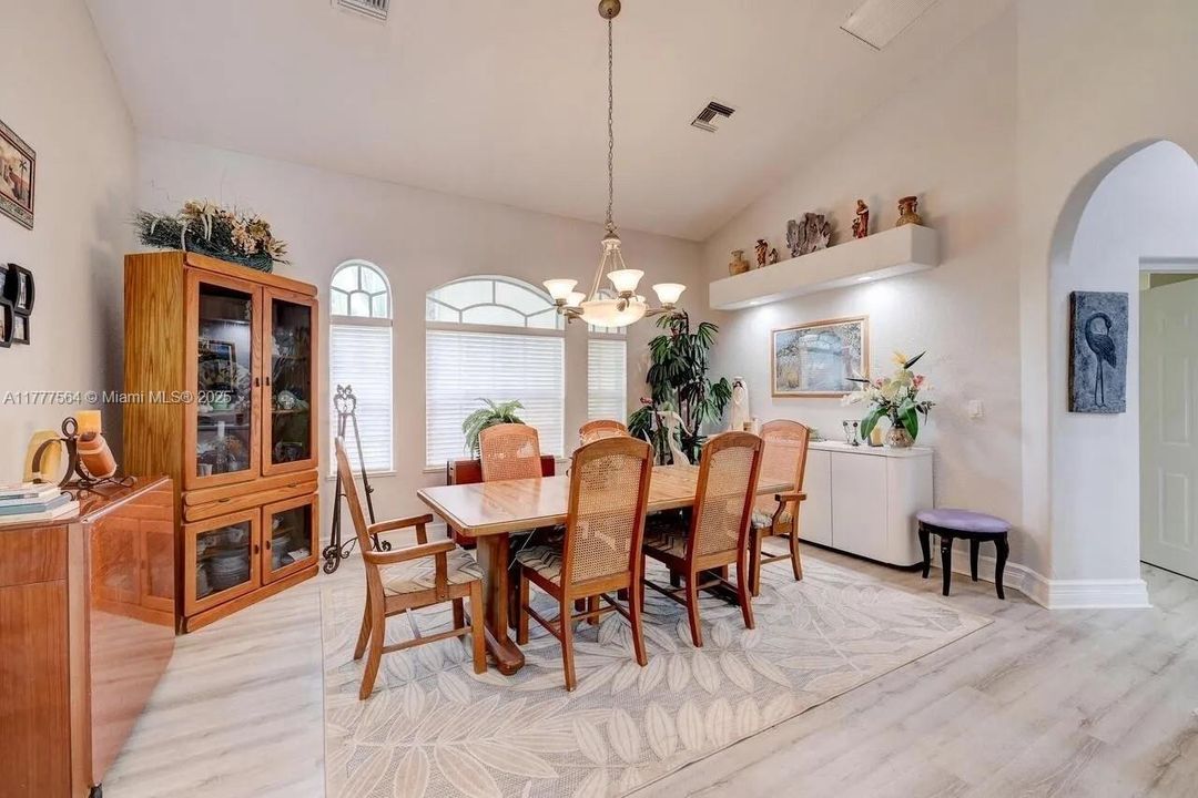 Недавно продано: $1,275,000 (3 спален, 3 ванн, 2462 Квадратных фут)