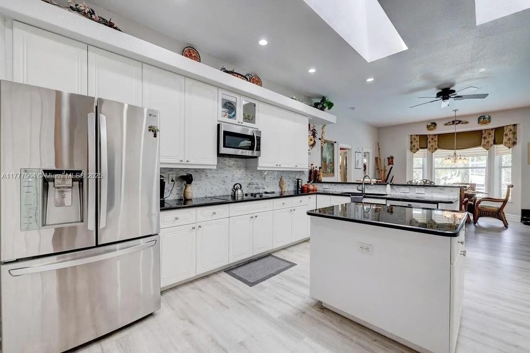 Недавно продано: $1,275,000 (3 спален, 3 ванн, 2462 Квадратных фут)