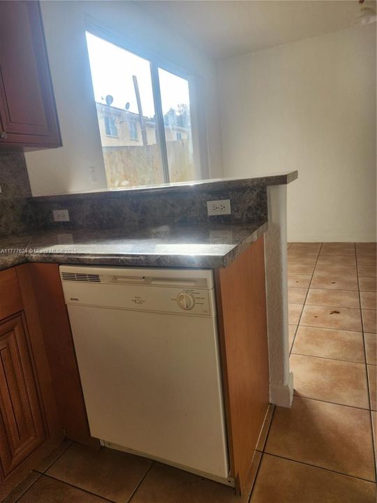 Recently Rented: $3,200 (4 beds, 3 baths, 1500 Square Feet)