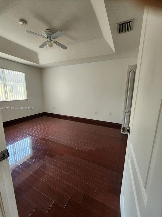 Recently Rented: $3,200 (4 beds, 3 baths, 1500 Square Feet)