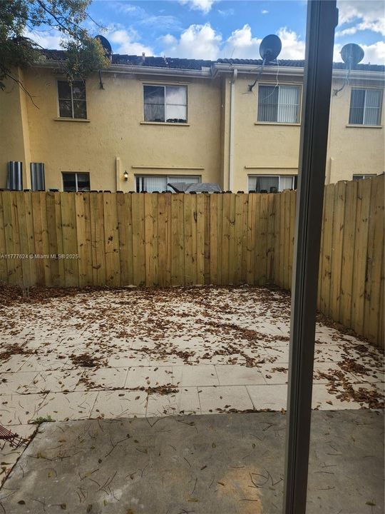 Recently Rented: $3,200 (4 beds, 3 baths, 1500 Square Feet)