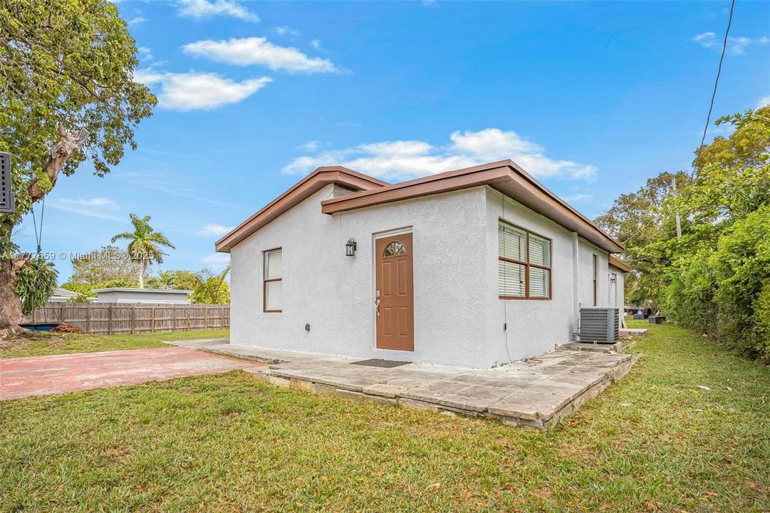 Recently Sold: $575,000 (2 beds, 2 baths, 1035 Square Feet)