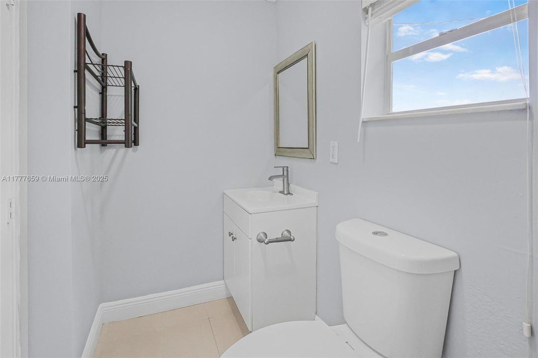 Recently Sold: $575,000 (2 beds, 2 baths, 1035 Square Feet)