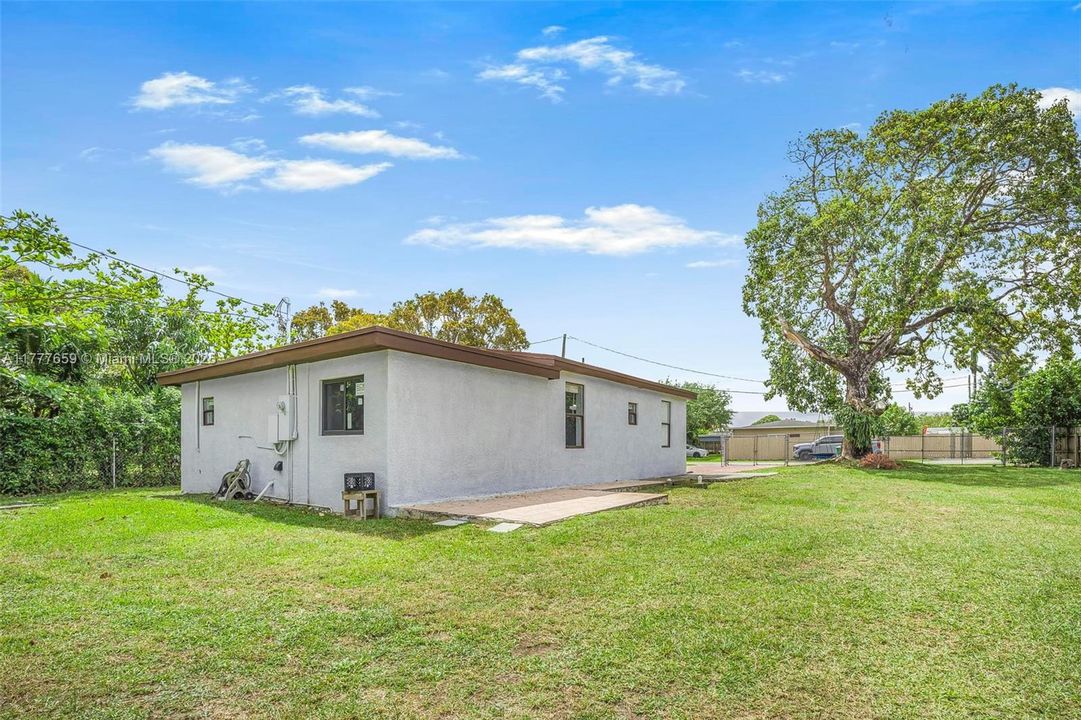 Recently Sold: $575,000 (2 beds, 2 baths, 1035 Square Feet)