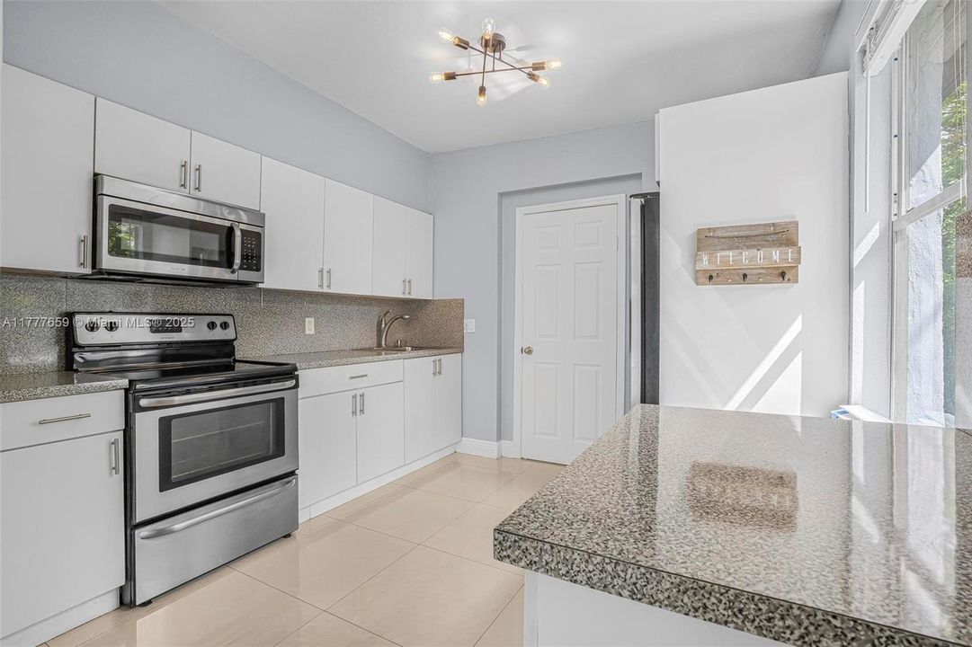 Recently Sold: $575,000 (2 beds, 2 baths, 1035 Square Feet)