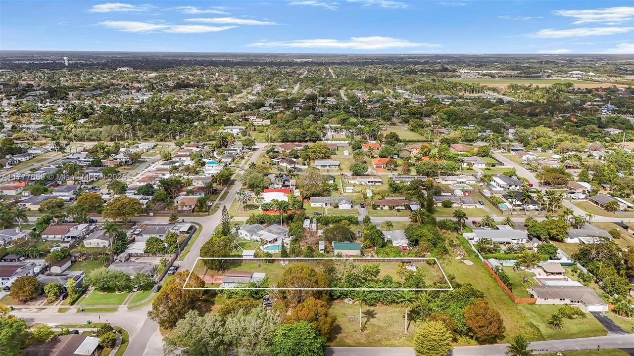 Recently Sold: $575,000 (2 beds, 2 baths, 1035 Square Feet)