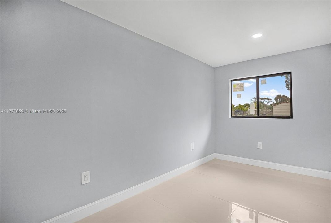 Recently Sold: $575,000 (2 beds, 2 baths, 1035 Square Feet)