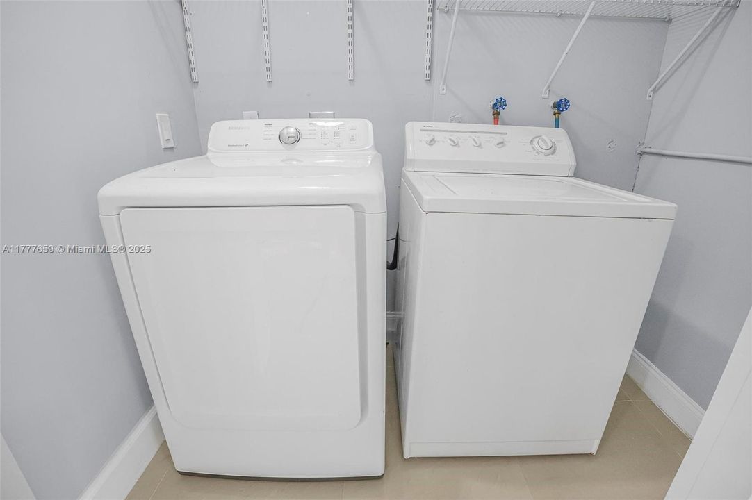 Recently Sold: $575,000 (2 beds, 2 baths, 1035 Square Feet)