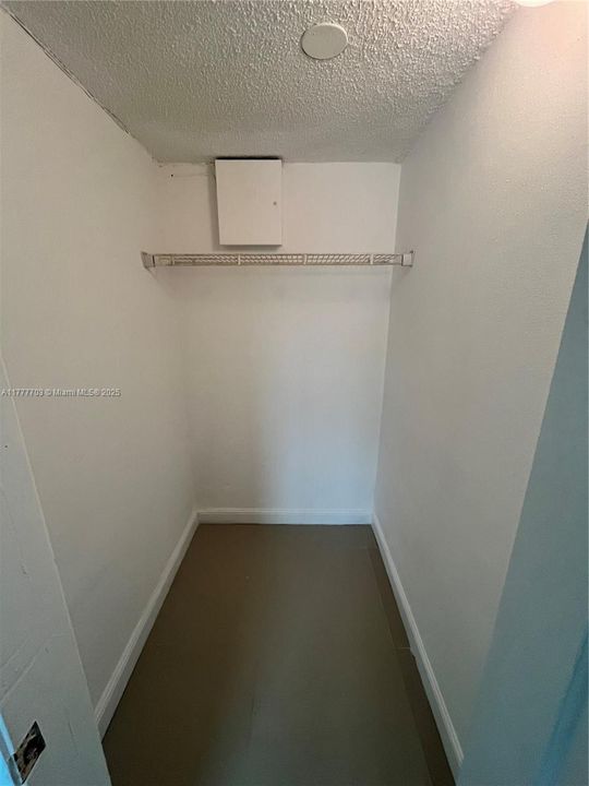 Под контрактом: $235,000 (3 спален, 2 ванн, 1085 Квадратных фут)