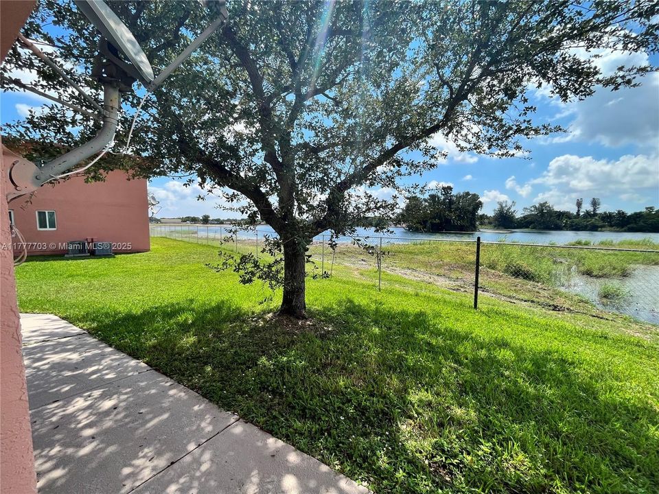 Под контрактом: $235,000 (3 спален, 2 ванн, 1085 Квадратных фут)