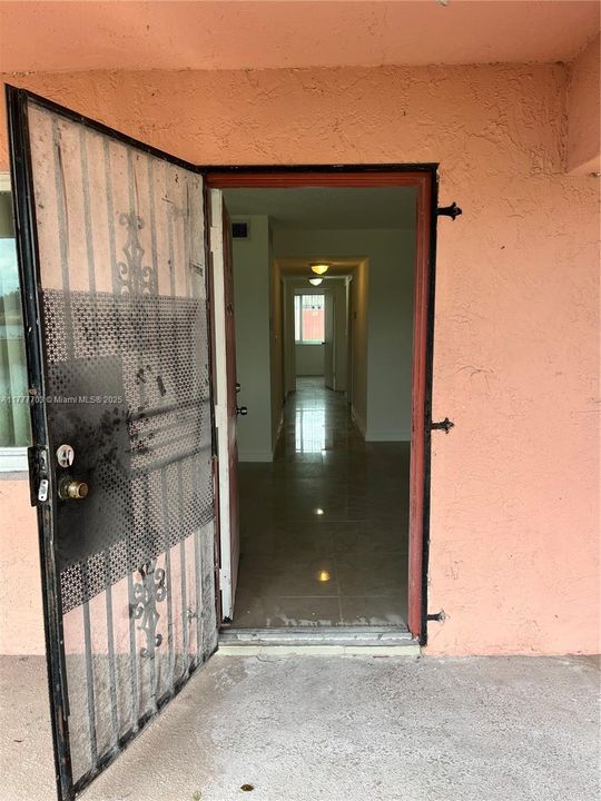 Под контрактом: $235,000 (3 спален, 2 ванн, 1085 Квадратных фут)