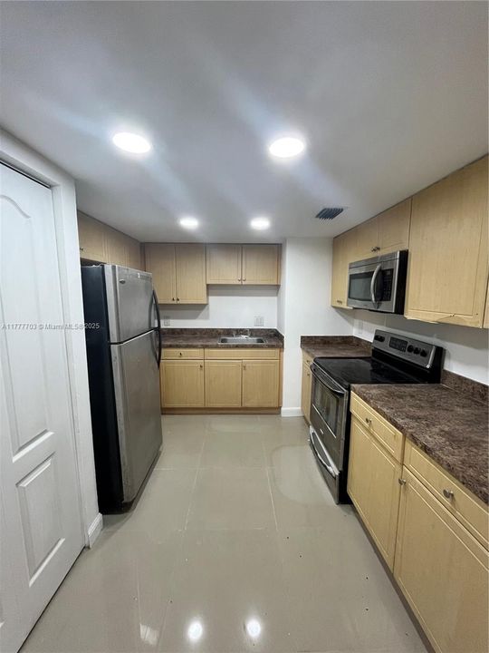 Под контрактом: $235,000 (3 спален, 2 ванн, 1085 Квадратных фут)