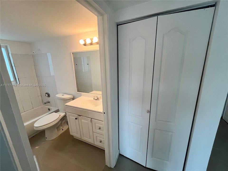 Под контрактом: $235,000 (3 спален, 2 ванн, 1085 Квадратных фут)