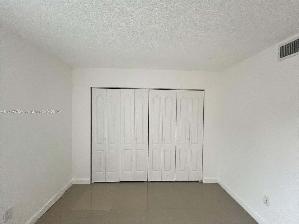 Под контрактом: $235,000 (3 спален, 2 ванн, 1085 Квадратных фут)