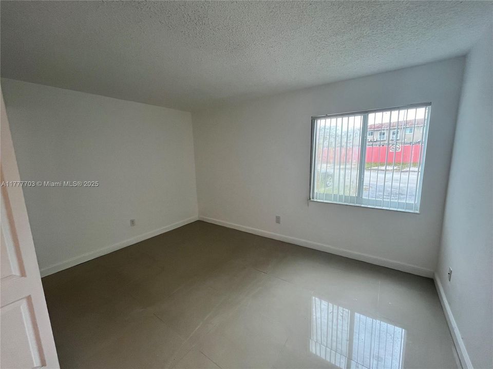 Под контрактом: $235,000 (3 спален, 2 ванн, 1085 Квадратных фут)