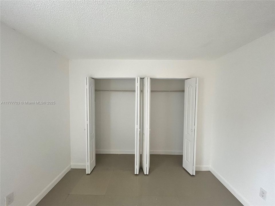 Под контрактом: $235,000 (3 спален, 2 ванн, 1085 Квадратных фут)