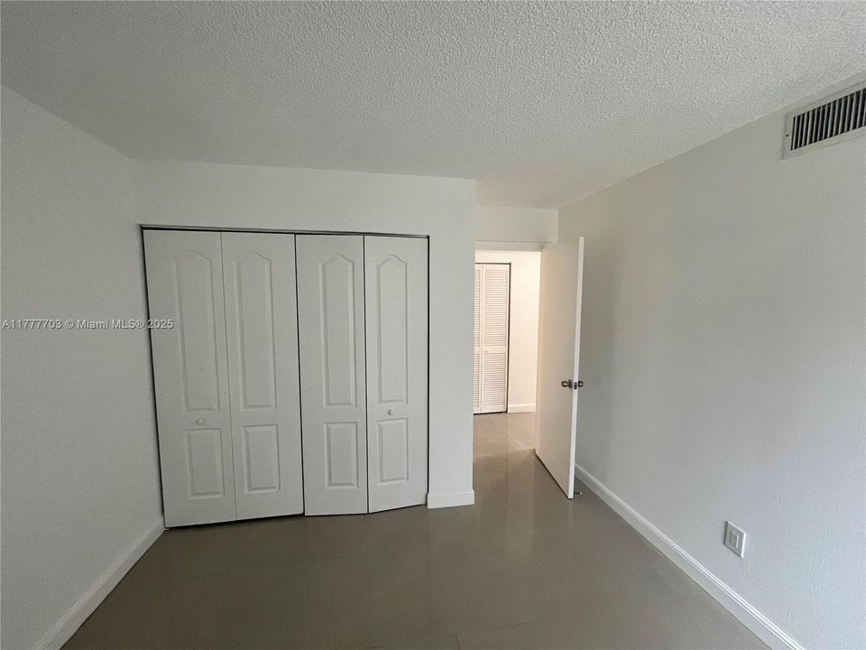 Под контрактом: $235,000 (3 спален, 2 ванн, 1085 Квадратных фут)