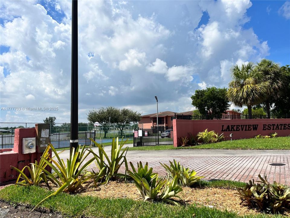 Под контрактом: $235,000 (3 спален, 2 ванн, 1085 Квадратных фут)