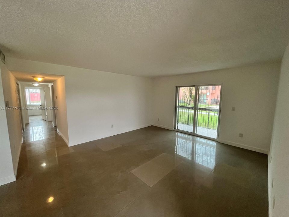 Под контрактом: $235,000 (3 спален, 2 ванн, 1085 Квадратных фут)