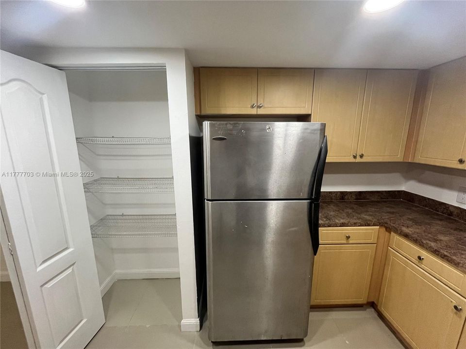 Под контрактом: $235,000 (3 спален, 2 ванн, 1085 Квадратных фут)