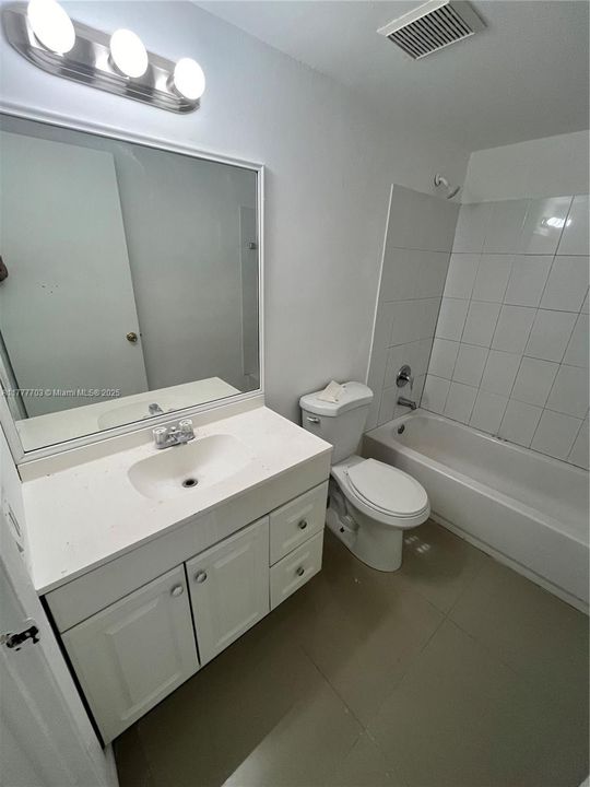 Под контрактом: $235,000 (3 спален, 2 ванн, 1085 Квадратных фут)