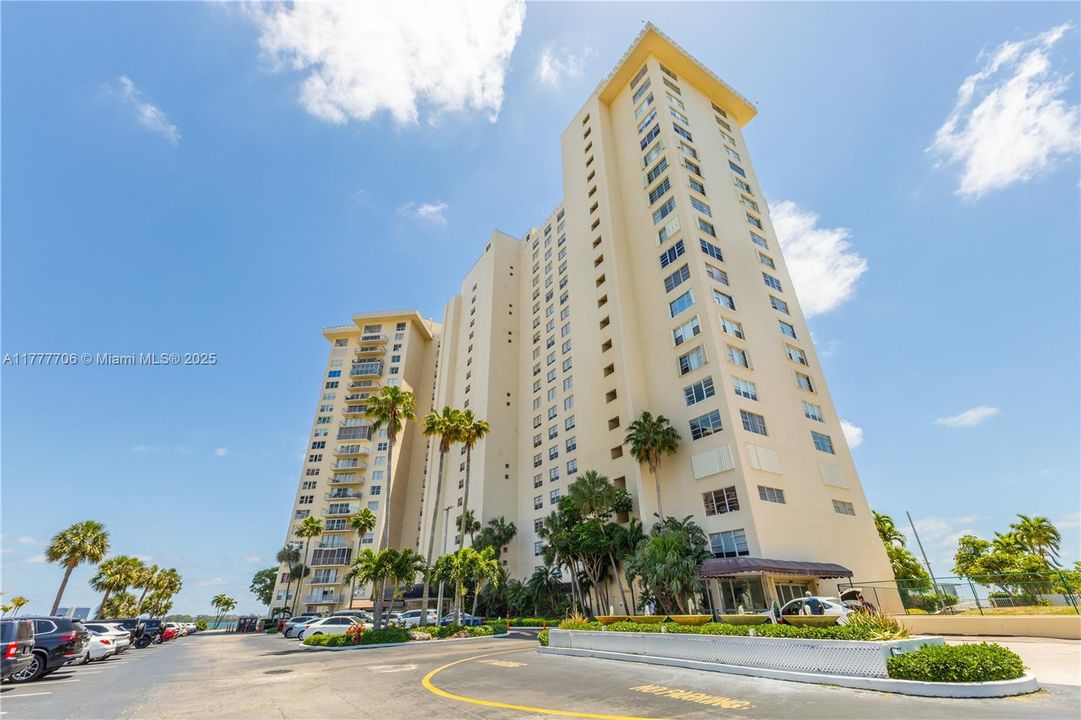 Active With Contract: $225,000 (2 beds, 2 baths, 1408 Square Feet)