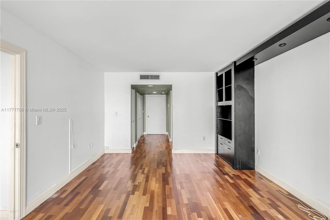 Active With Contract: $225,000 (2 beds, 2 baths, 1408 Square Feet)