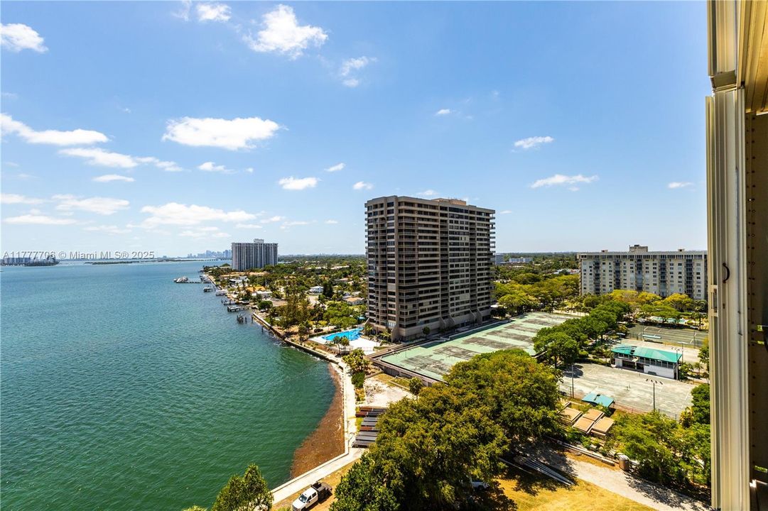 Active With Contract: $225,000 (2 beds, 2 baths, 1408 Square Feet)