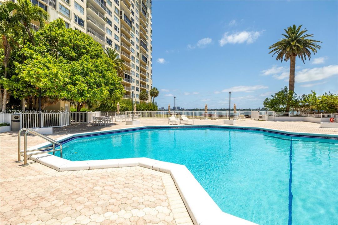 Active With Contract: $225,000 (2 beds, 2 baths, 1408 Square Feet)