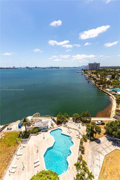 Active With Contract: $225,000 (2 beds, 2 baths, 1408 Square Feet)