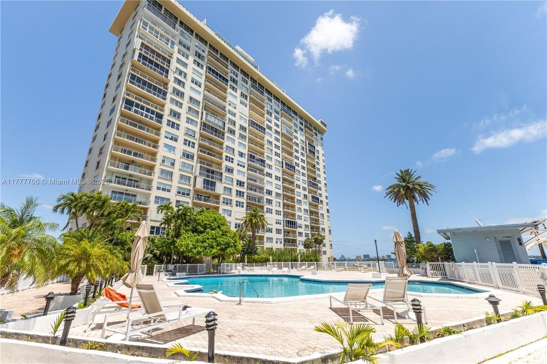 Active With Contract: $225,000 (2 beds, 2 baths, 1408 Square Feet)