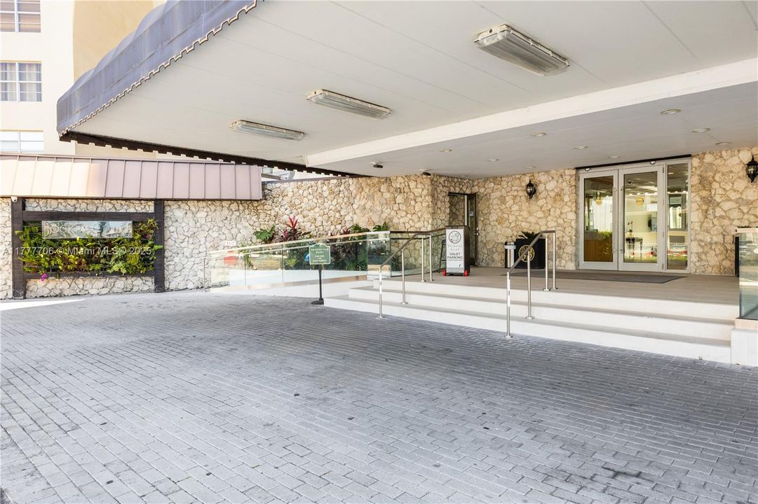 Active With Contract: $225,000 (2 beds, 2 baths, 1408 Square Feet)