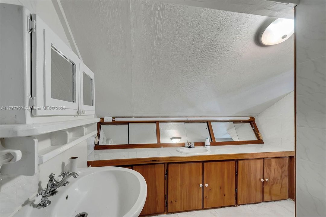 Recently Sold: $1,099,000 (3 beds, 3 baths, 2380 Square Feet)