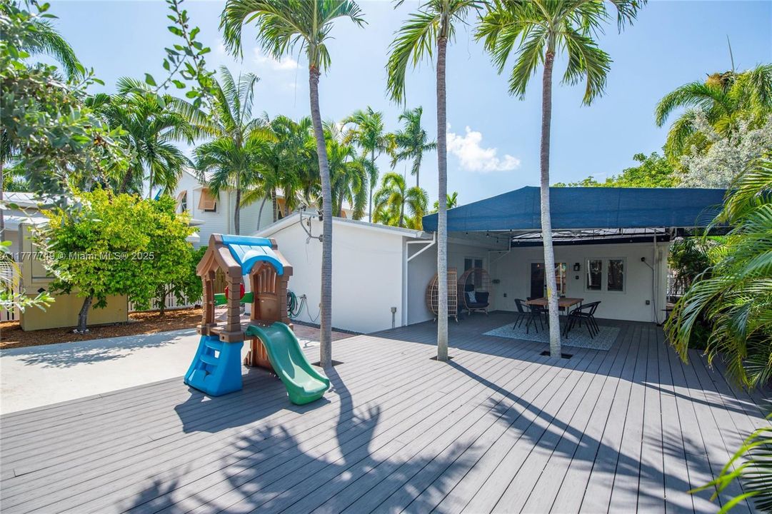 Recently Sold: $995,000 (4 beds, 2 baths, 1587 Square Feet)