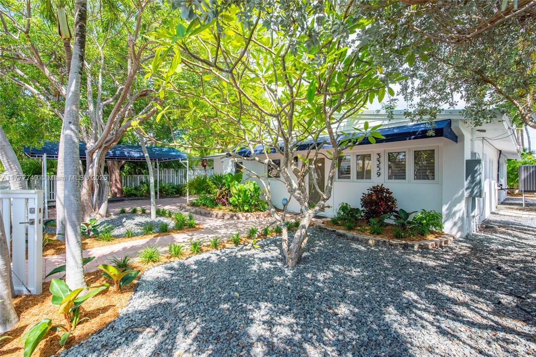Recently Sold: $995,000 (4 beds, 2 baths, 1587 Square Feet)