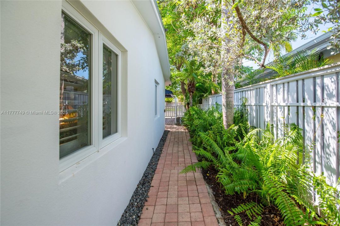 Recently Sold: $995,000 (4 beds, 2 baths, 1587 Square Feet)