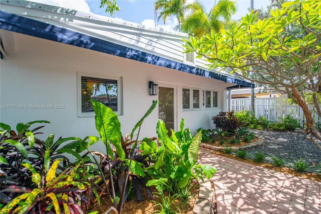 Recently Sold: $995,000 (4 beds, 2 baths, 1587 Square Feet)