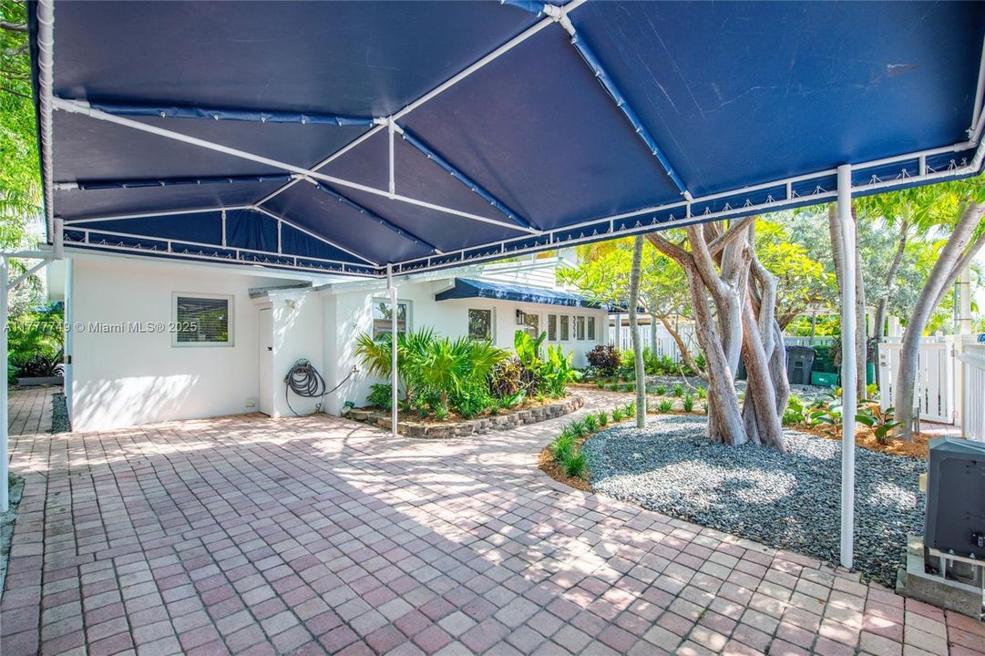 Recently Sold: $995,000 (4 beds, 2 baths, 1587 Square Feet)