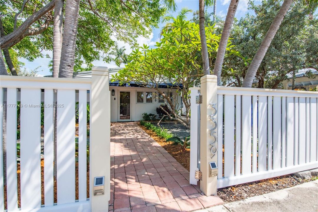 Recently Sold: $995,000 (4 beds, 2 baths, 1587 Square Feet)