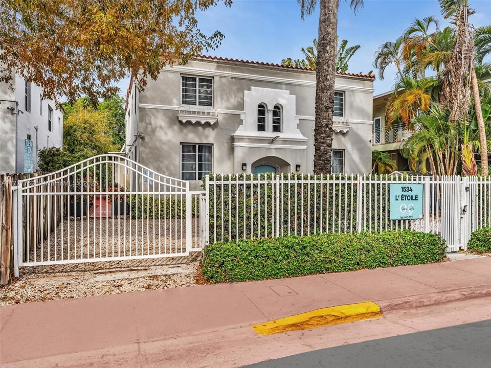 Active With Contract: $2,500,000 (5 beds, 4 baths, 3990 Square Feet)