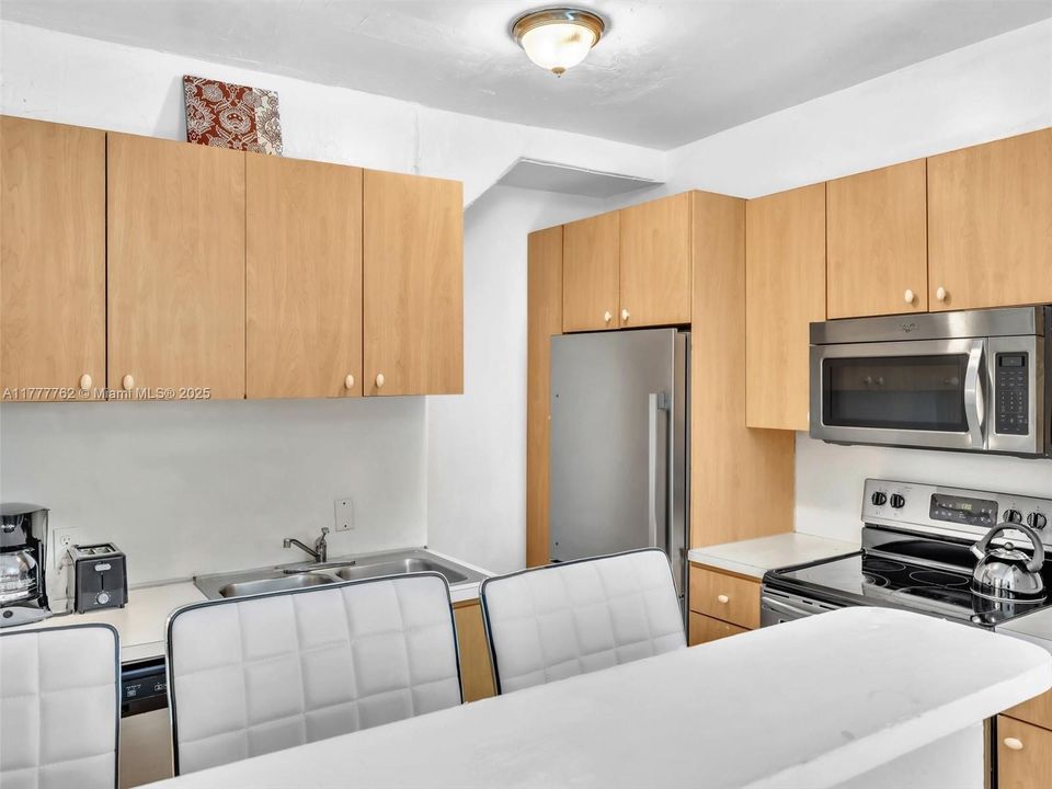 Active With Contract: $2,500,000 (5 beds, 4 baths, 3990 Square Feet)