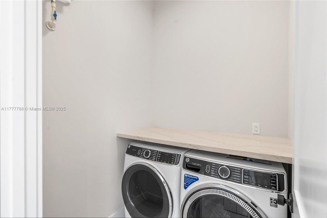 Recently Sold: $1,799,000 (4 beds, 3 baths, 2081 Square Feet)