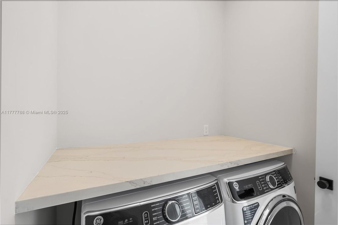 Recently Sold: $1,799,000 (4 beds, 3 baths, 2081 Square Feet)