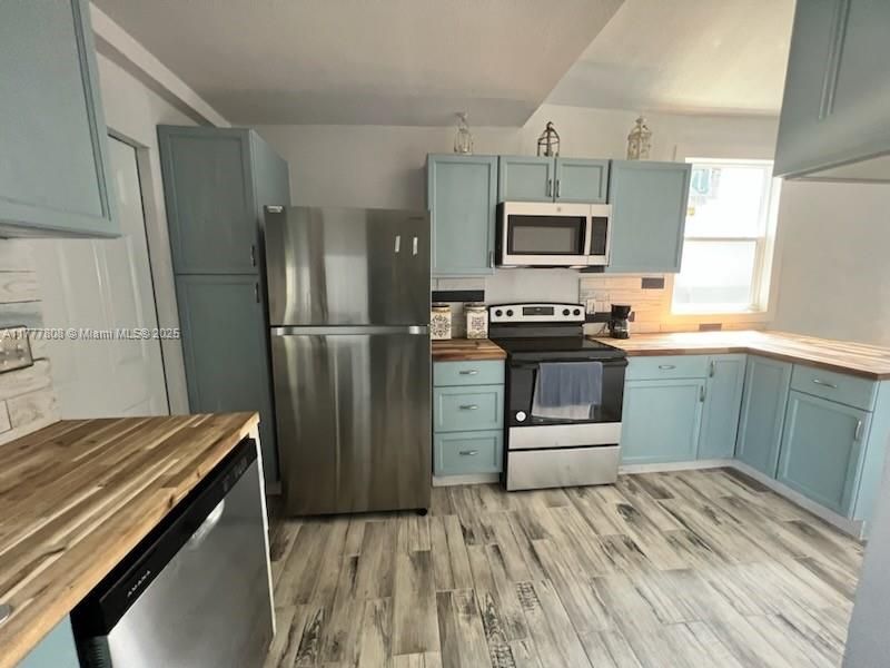 待售: $230,000 (2 贝兹, 1 浴室, 858 平方英尺)